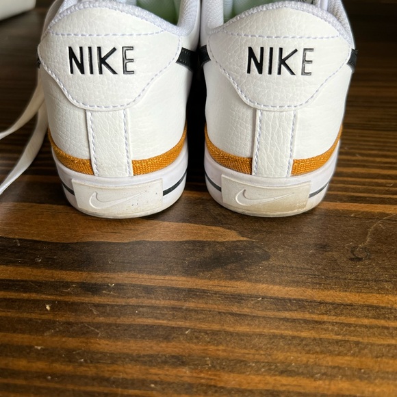 Woman’s Size 8 Nike Legacy Court Shoes Like New - Picture 5 of 5